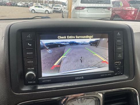 Used 2014 Chrysler Town & Country Touring image 21