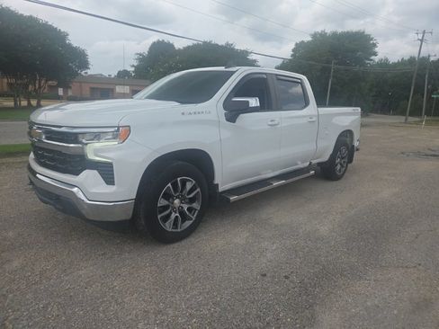 Used 2022 Chevrolet Silverado 1500 LT AWD/4WD image 3