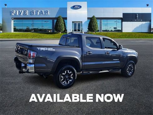 Used 2022 Toyota Tacoma TRD Off-Road image 8