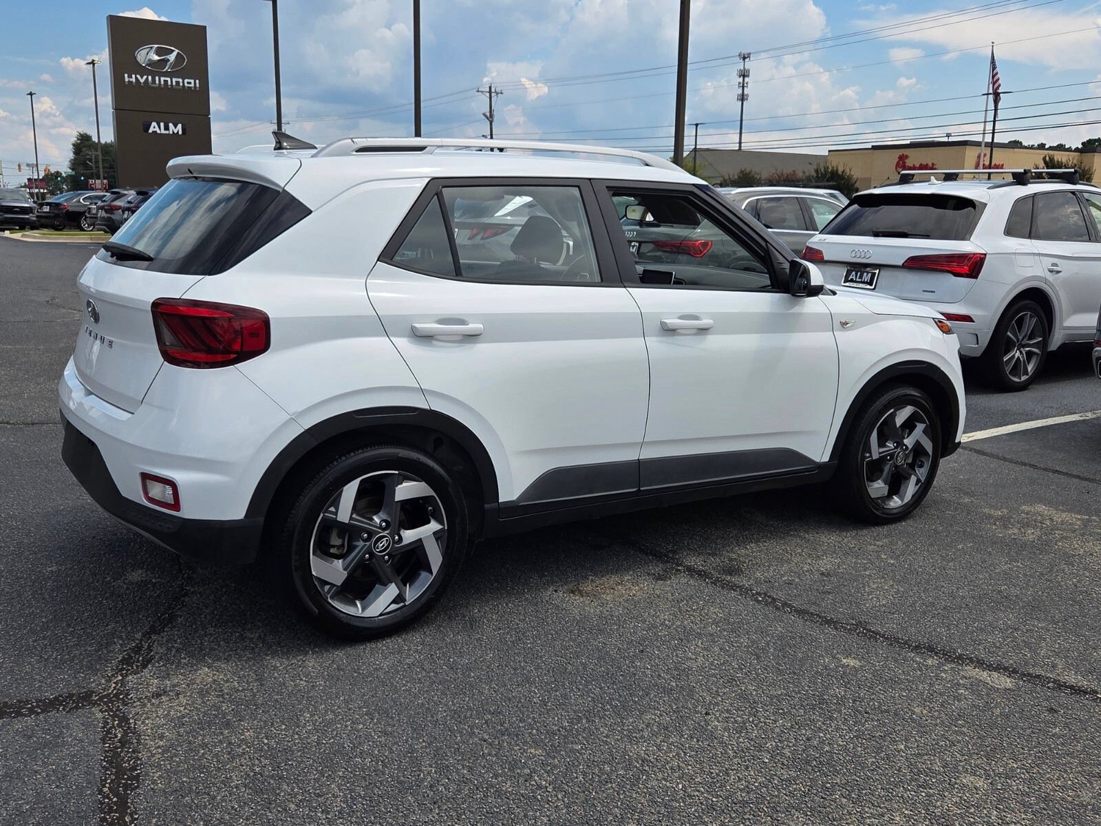 Used 2021 Hyundai Venue SEL FWD image 12