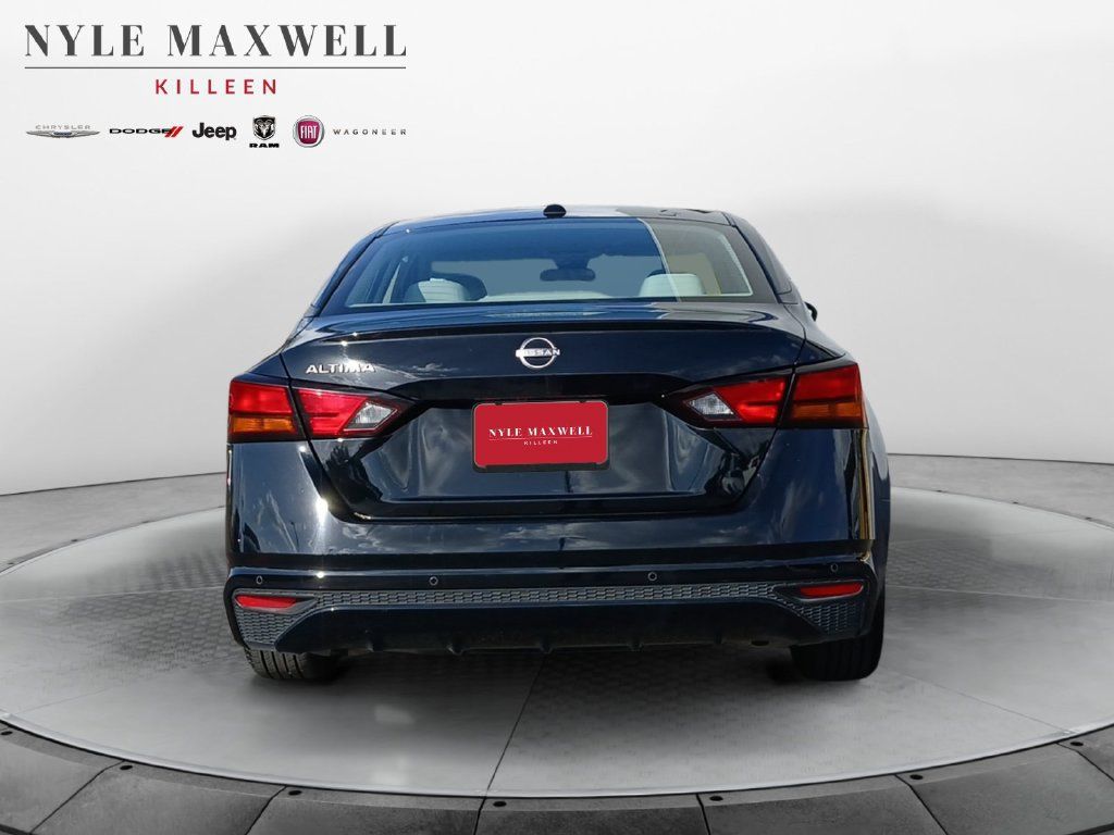 Used 2025 Nissan Altima 2.5 SV FWD image 15