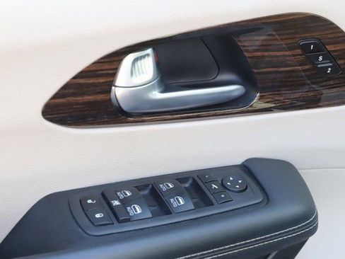 Used 2024 Chrysler Pacifica Limited FWD image 18