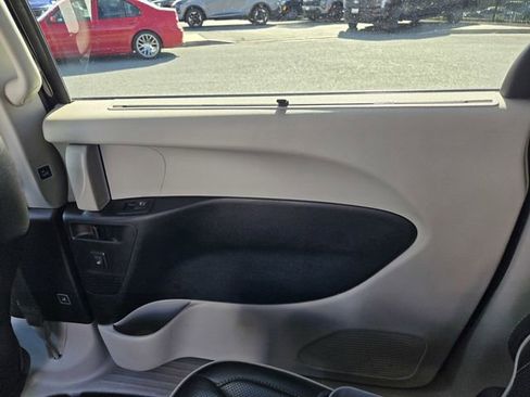Used 2023 Chrysler Pacifica Limited image 14