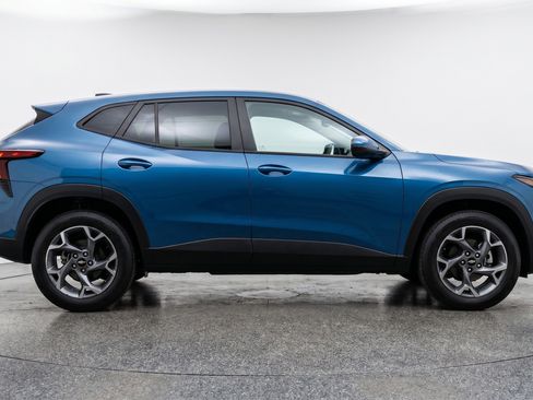 Used 2025 Chevrolet Trax LT FWD image 11
