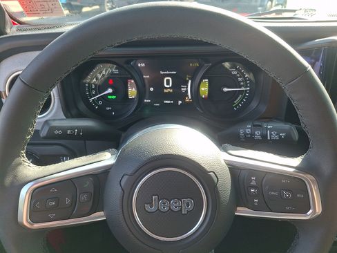 Used 2025 Jeep Wrangler Unlimited Sahara AWD/4WD image 18