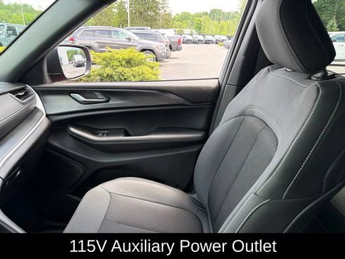 Used 2025 Jeep Grand Cherokee Laredo X w/ Luxury Tech Group I AWD/4WD image 32