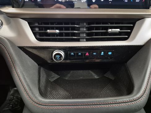 Certified 2025 Ford Explorer Active AWD/4WD image 31