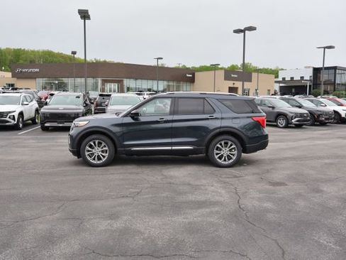 Used 2023 Ford Explorer Limited AWD/4WD image 4