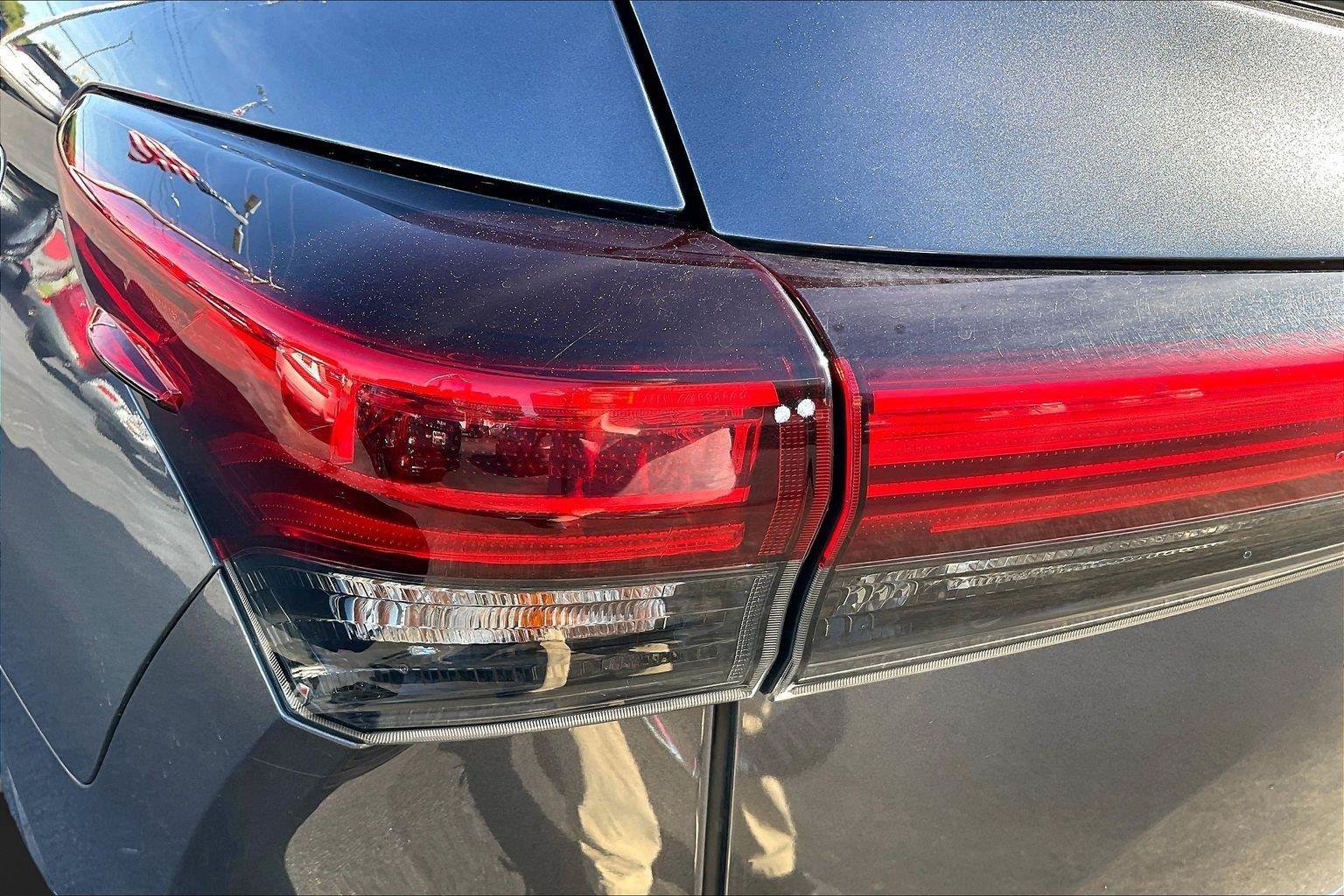 Used 2020 Toyota Highlander XLE AWD/4WD image 32