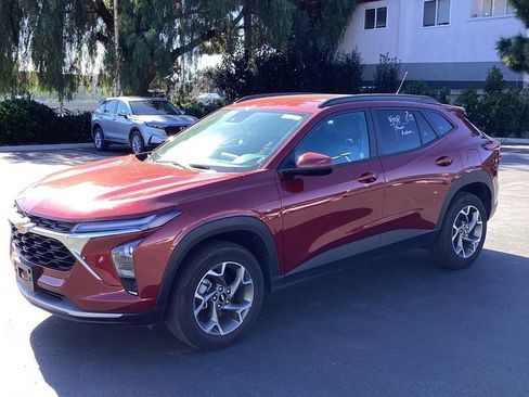 Used 2025 Chevrolet Trax LT w/ LT Convenience Package image 5