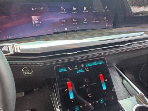 Certified 2025 Cadillac Escalade ESV Premium Luxury AWD/4WD image 27