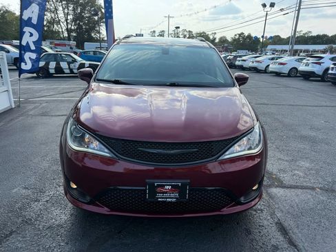 Used 2018 Chrysler Pacifica Touring-L w/ Premium Audio Group image 4