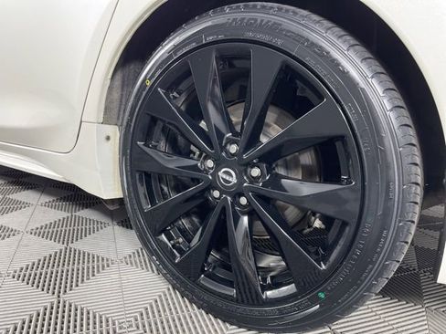 Used 2023 Nissan Maxima SR w/ Sport Mat Group FWD image 15