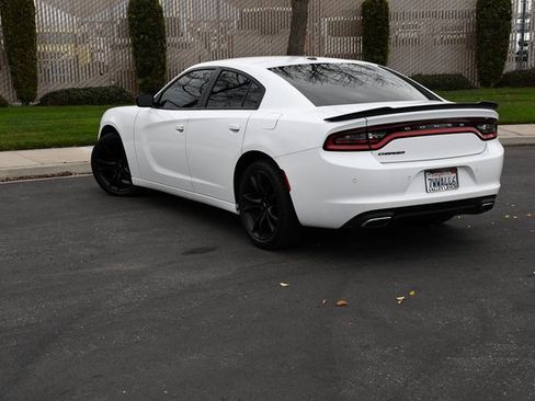 Used 2017 Dodge Charger SE w/ Blacktop Package image 4