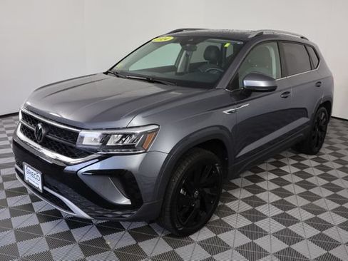 Used 2024 Volkswagen Taos SE w/ Panoramic Sunroof Package AWD/4WD image 4