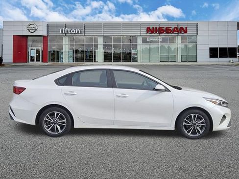 Used 2024 Kia Forte LXS FWD image 3