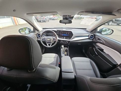 Used 2025 Chevrolet Trax LT w/ LT Convenience Package FWD image 20