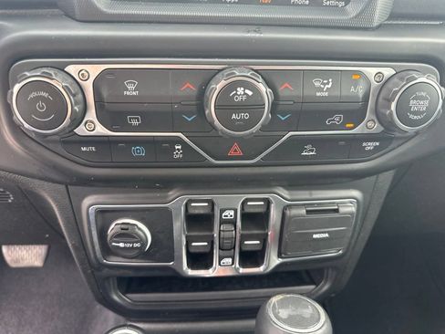 Used 2022 Jeep Wrangler Unlimited Sahara AWD/4WD image 20