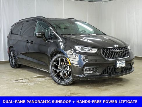 Used 2025 Chrysler Pacifica Limited image 2