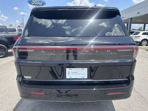 Certified 2026 Lincoln Navigator Reserve AWD/4WD image 6