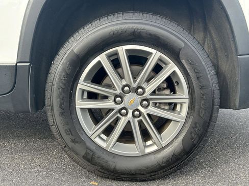 Used 2023 Chevrolet Traverse LT image 10