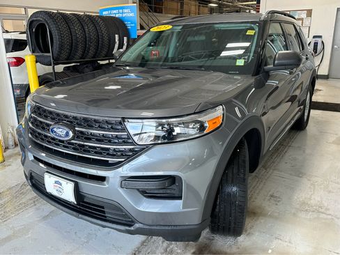 Used 2023 Ford Explorer XLT image 4