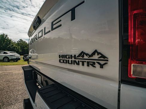 Used 2024 Chevrolet Silverado 2500 High Country w/ Technology Package AWD/4WD image 16