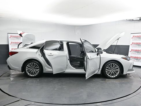 Used 2022 Toyota Avalon Limited image 45