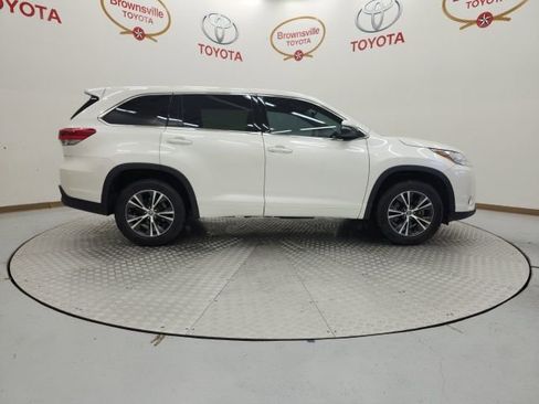 Used 2017 Toyota Highlander LE image 3