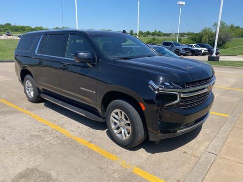 Used 2024 Chevrolet Suburban LT RWD image 1