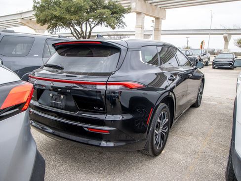 Certified 2025 Toyota Crown Signia XLE image 8