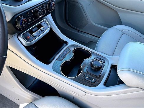 Used 2020 GMC Acadia SLT FWD image 17