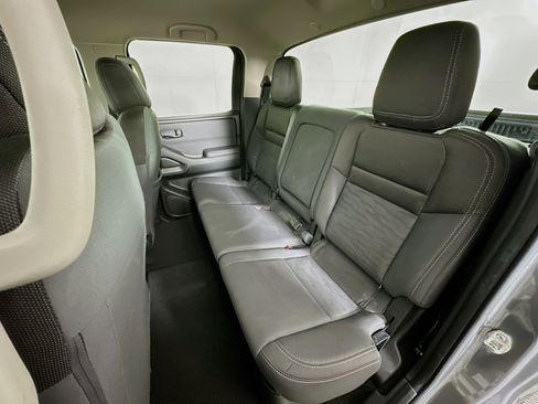 Used 2024 Nissan Frontier SV image 25