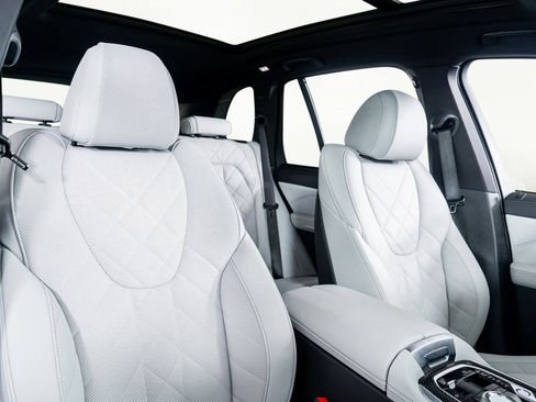 Used 2025 BMW X5 M60i w/ Premium Essential Package image 29