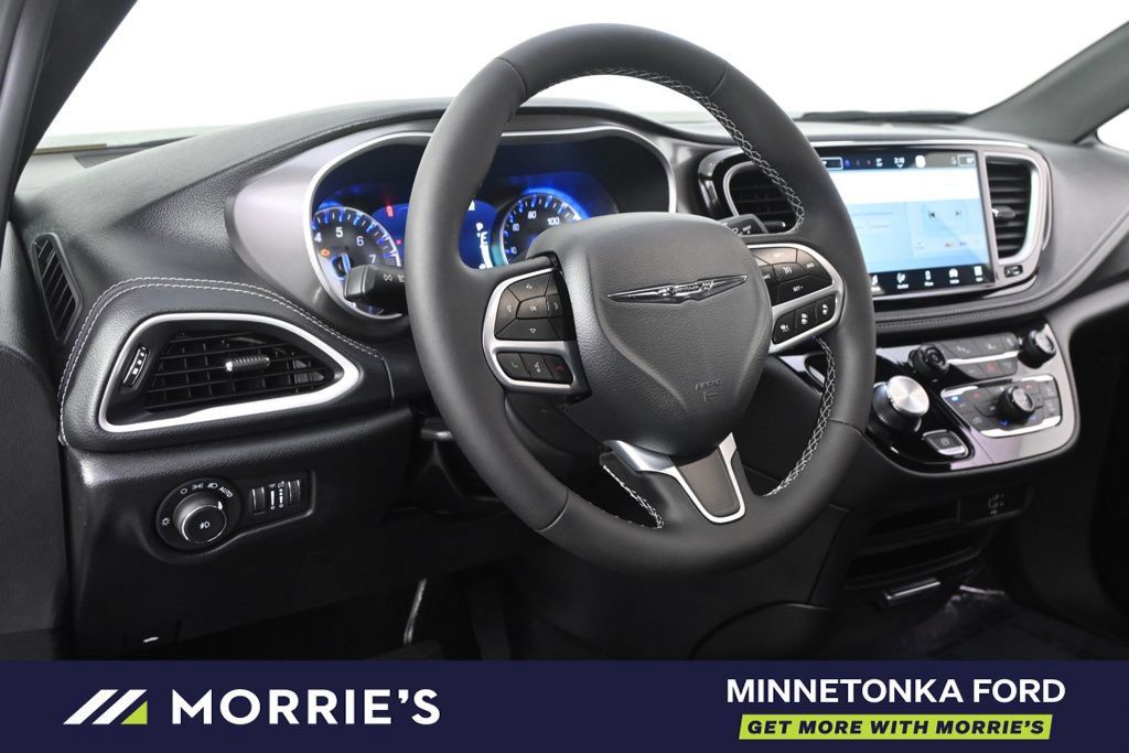 Used 2026 Chrysler Pacifica Select FWD image 13