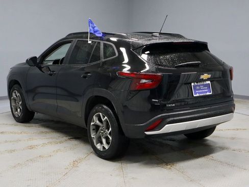 Used 2025 Chevrolet Trax LT w/ LT Convenience Package FWD image 9