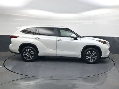 Used 2023 Toyota Highlander XLE image 3