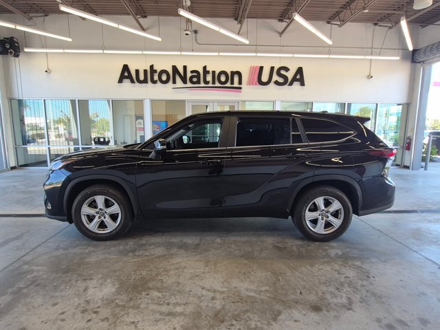 Used 2024 Toyota Highlander LE FWD image 7