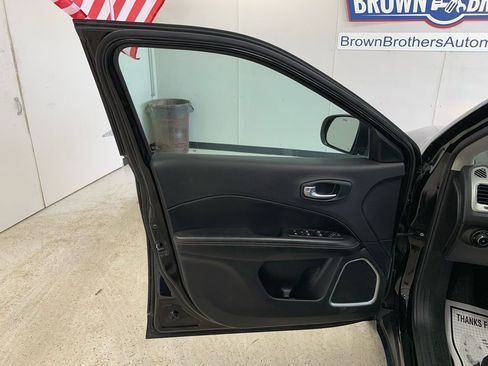 Used 2019 Jeep Compass Latitude w/ Cold Weather Group AWD/4WD image 16