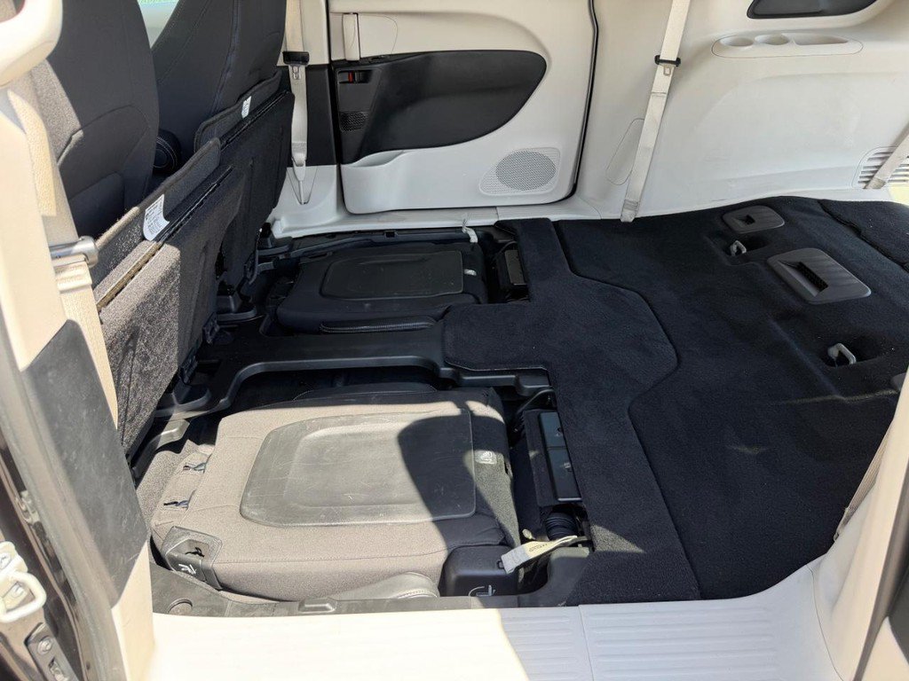 Used 2020 Chrysler Voyager LX FWD image 53