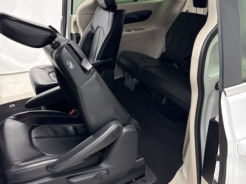 Used 2022 Chrysler Pacifica Touring-L image 36