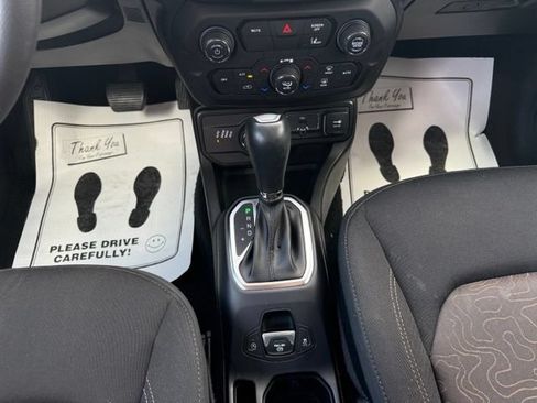 Used 2023 Jeep Renegade Latitude AWD/4WD image 18