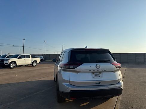 Certified 2025 Nissan Rogue SV FWD image 15