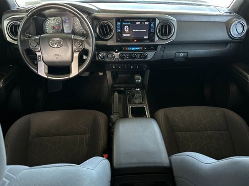 Used 2017 Toyota Tacoma TRD Off-Road image 12