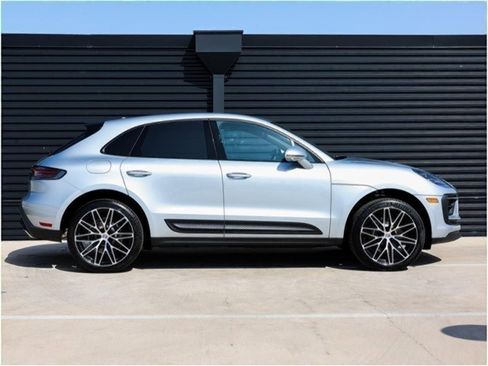 Certified 2025 Porsche Macan AWD/4WD image 8