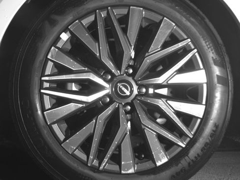 Used 2025 Nissan Altima 2.5 SV FWD image 12