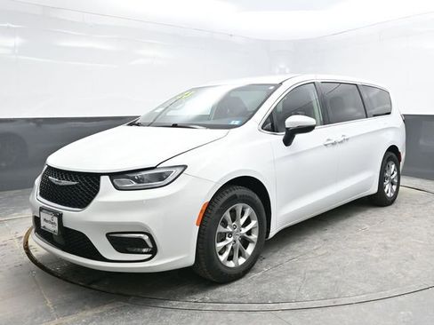 Used 2023 Chrysler Pacifica Touring-L image 3