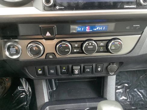 Used 2022 Toyota Tacoma TRD Off-Road image 40