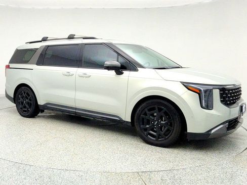 Used 2025 Kia Carnival SX Prestige image 3