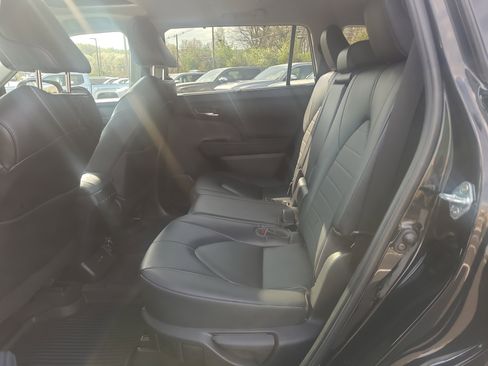 Used 2023 Toyota Highlander XLE image 29